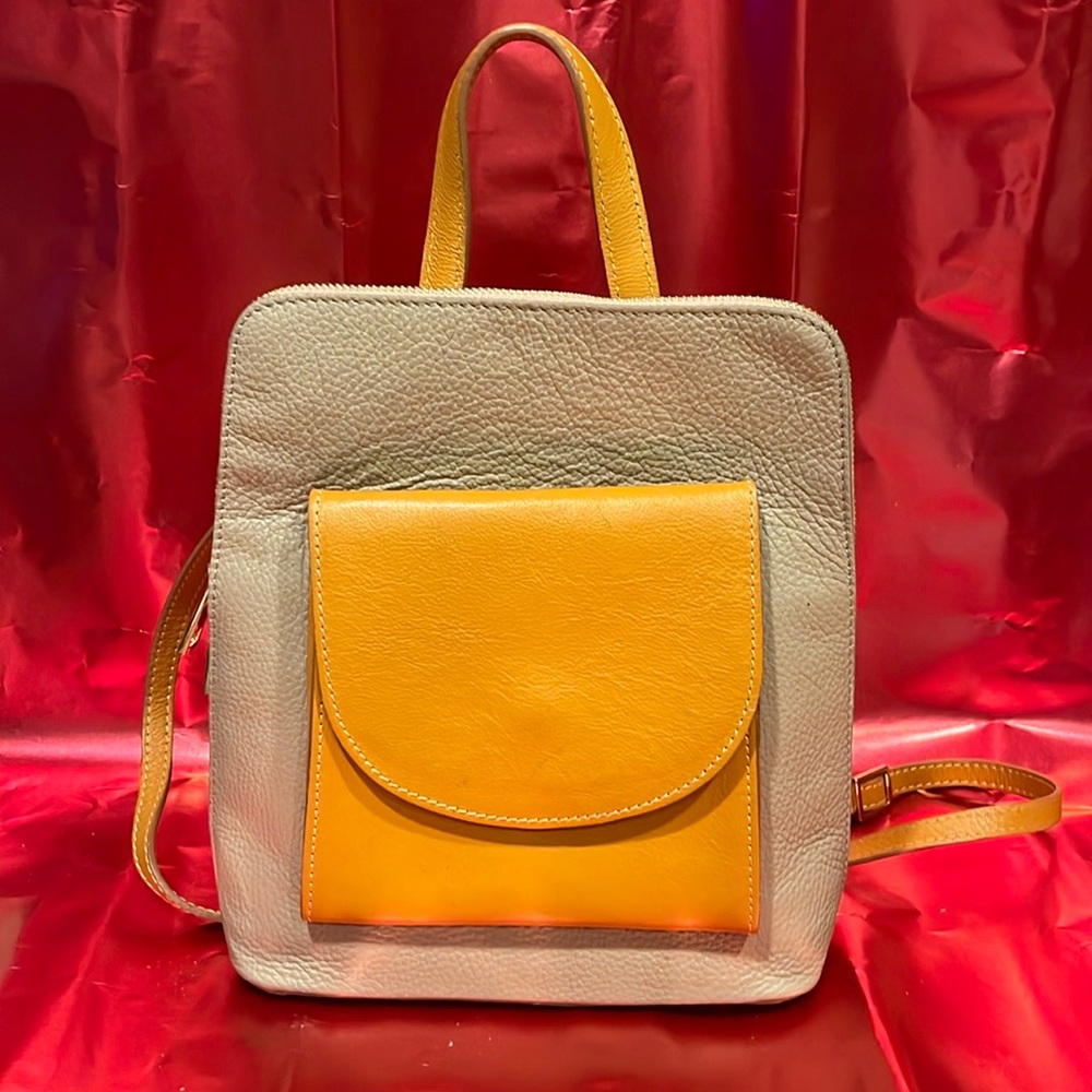 DIVINA FIRENZE LEATHER CONVERTABLE BACKPACK/PURSE CAPP./HONEY/ BEIGE COL. ITALY